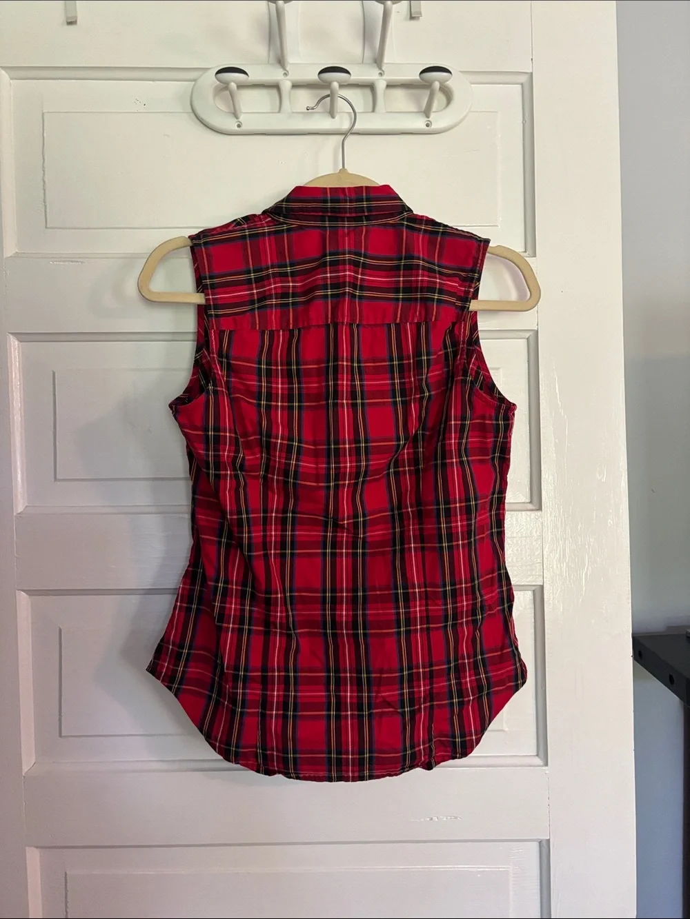 LOFT Red Plaid Sleeveless Button-Down Shirt